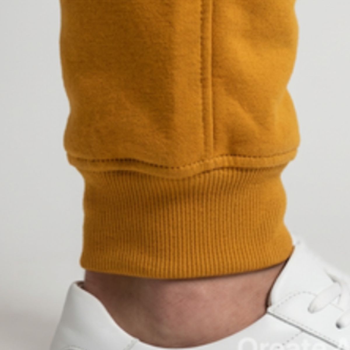 ADVANCE - Jogger Esencial Para Hombre  Color Mostaza