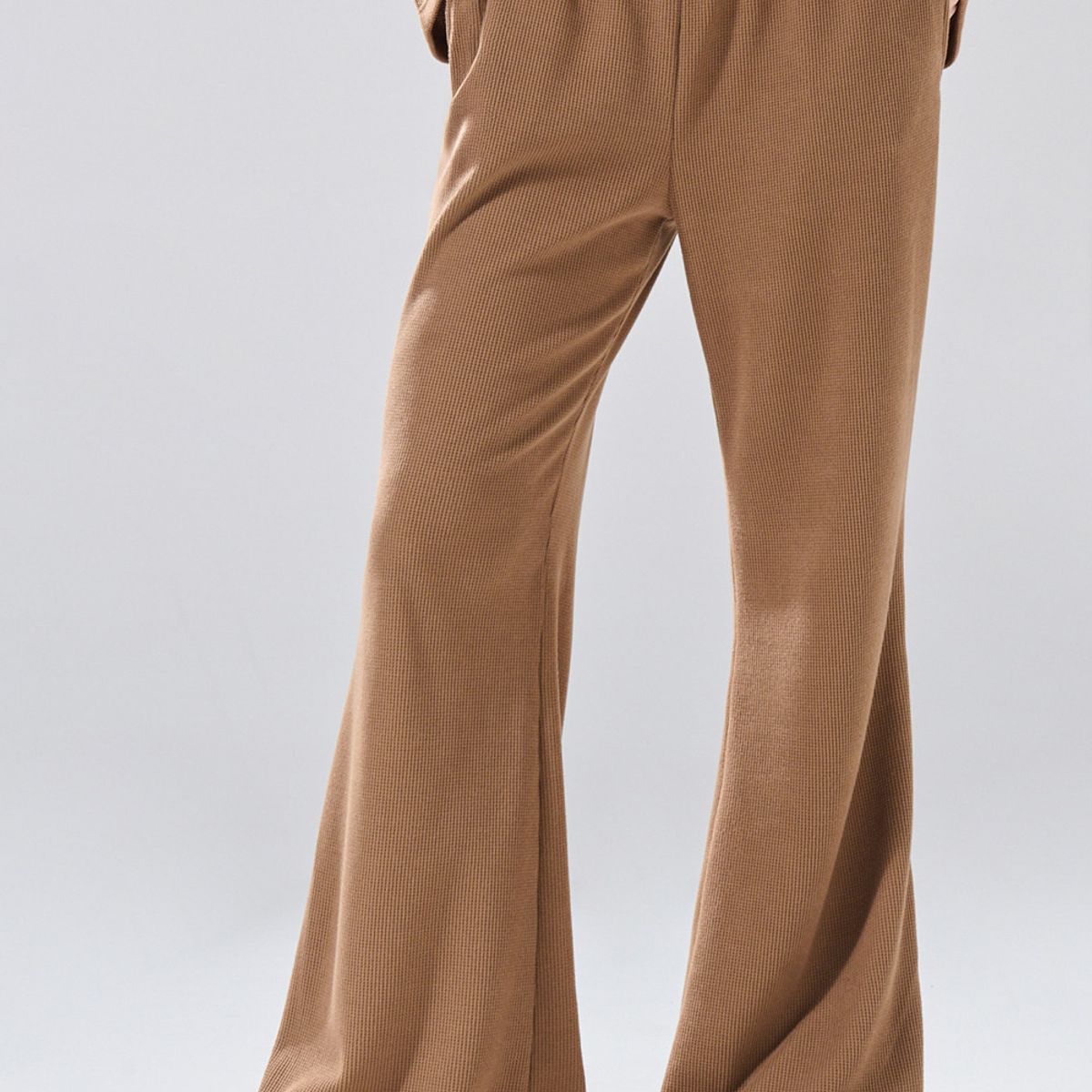 KOAJ - KOAJ Pantalón unicolor flare con bota ancha y texturas Mujer