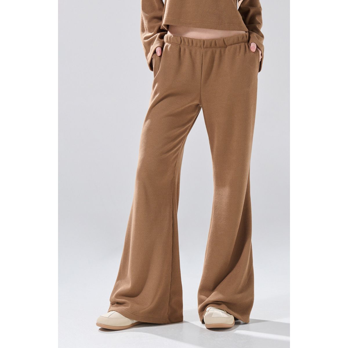 KOAJ - KOAJ Pantalón unicolor flare con bota ancha y texturas Mujer