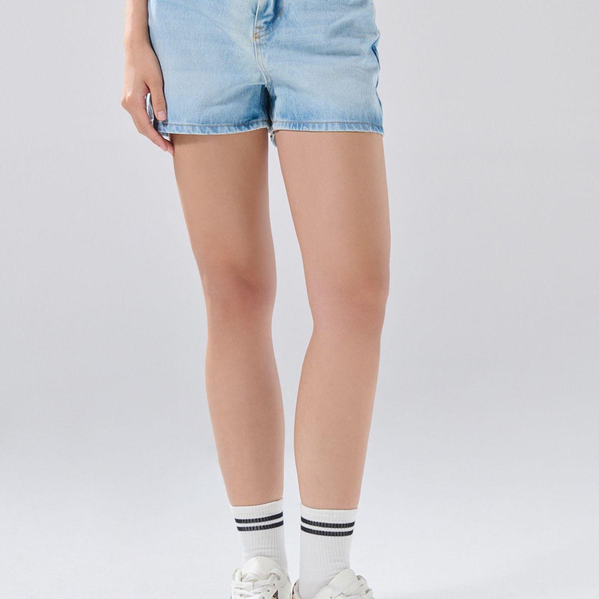 KOAJ - KOAJ Short de jean azul claro con desgastes y tiro alto Mujer