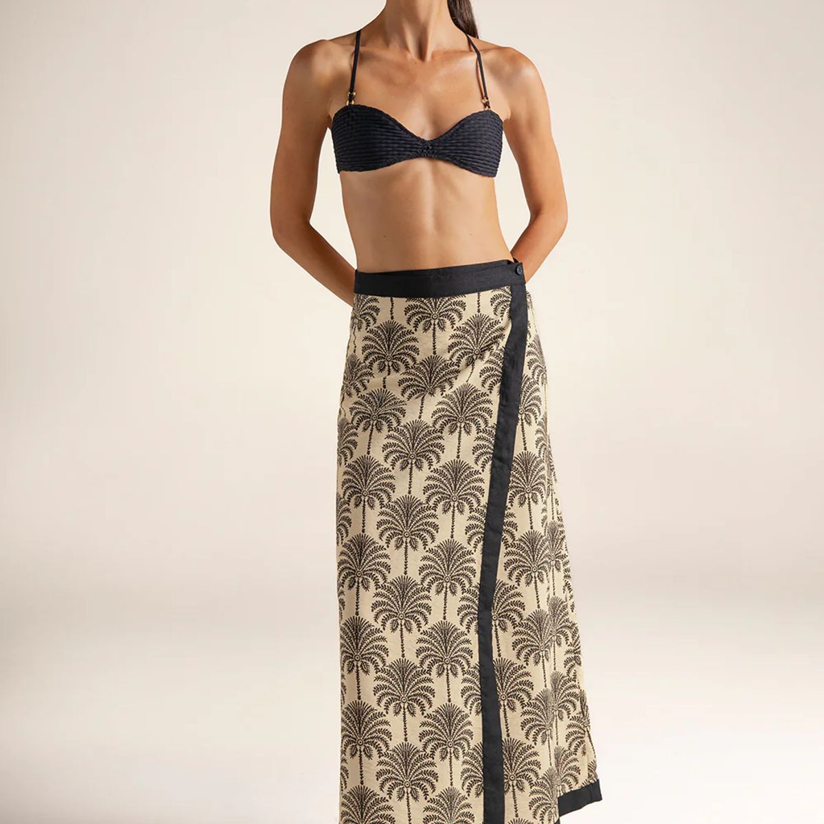 TOUCHE BALNEAIRE - Falda pareo larga en tela estampada de palmeras con sesgos en lino Ref. 0F73062