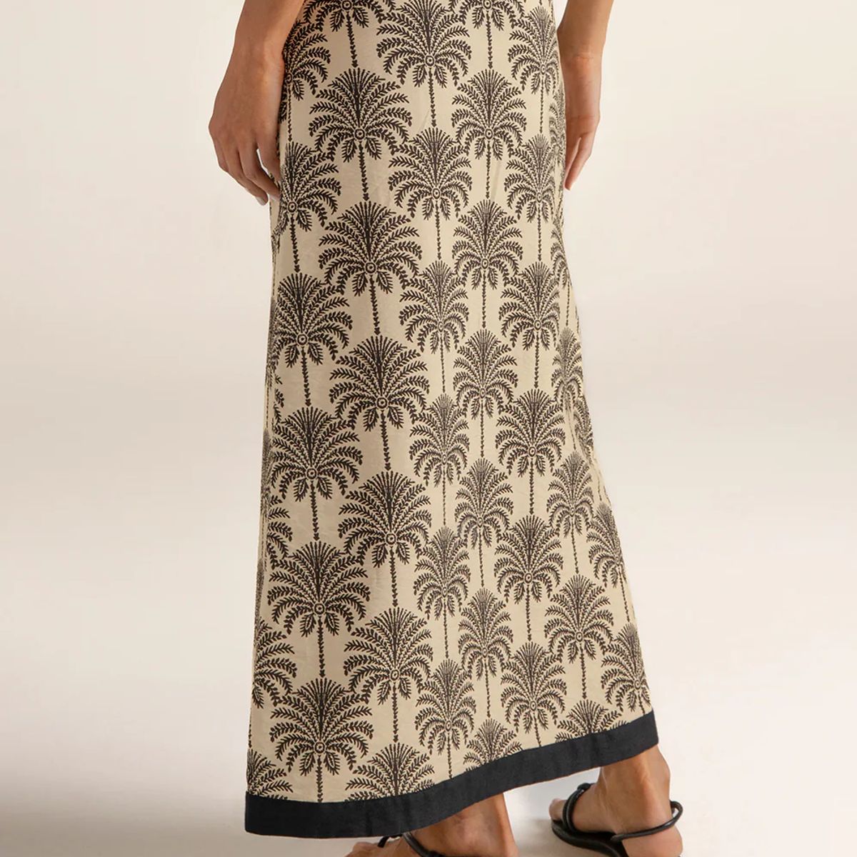 TOUCHE BALNEAIRE - Falda pareo larga en tela estampada de palmeras con sesgos en lino Ref. 0F73062