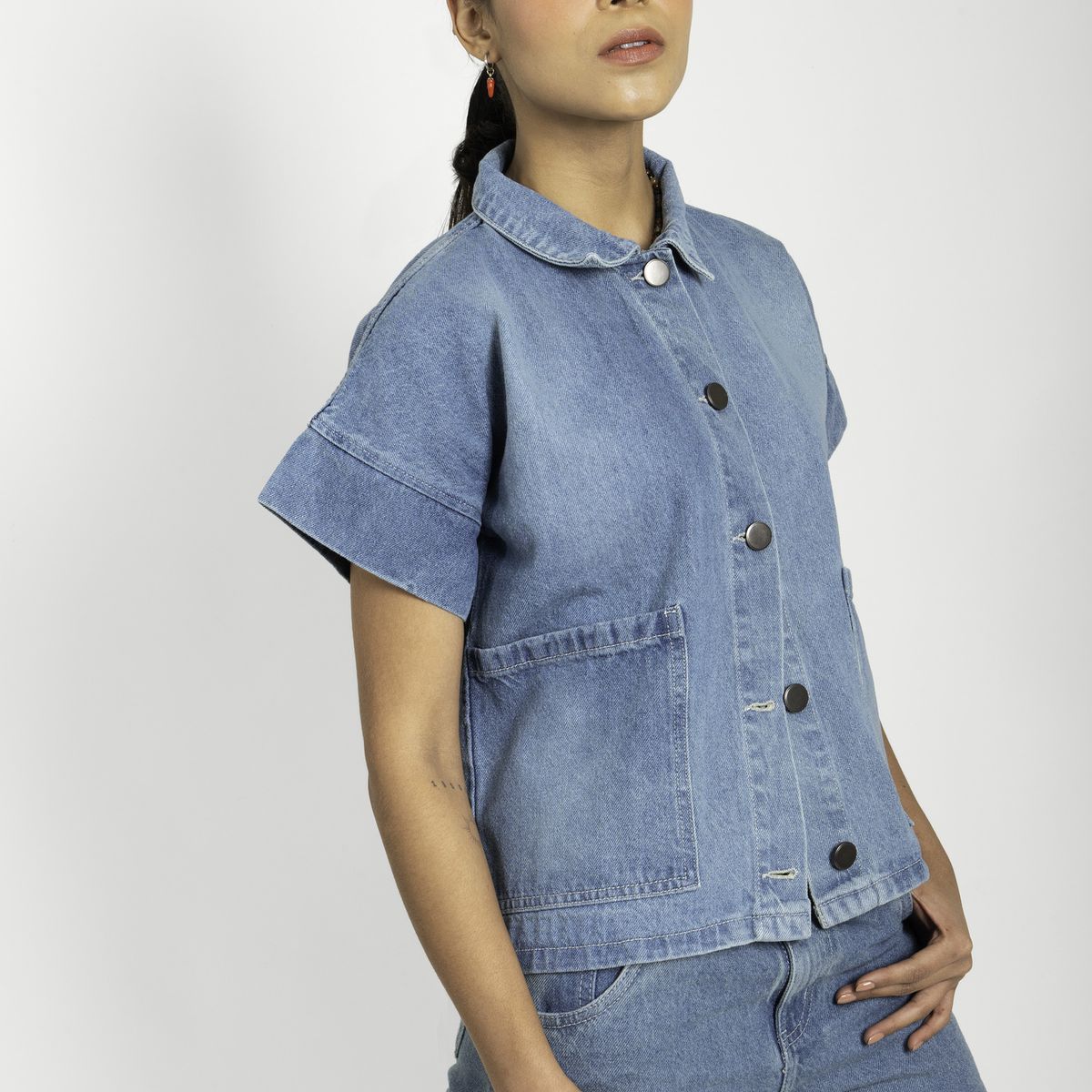 LOCAL ATELIER - Chaleco recto, tela azul en algodón con bolsillos delanteros