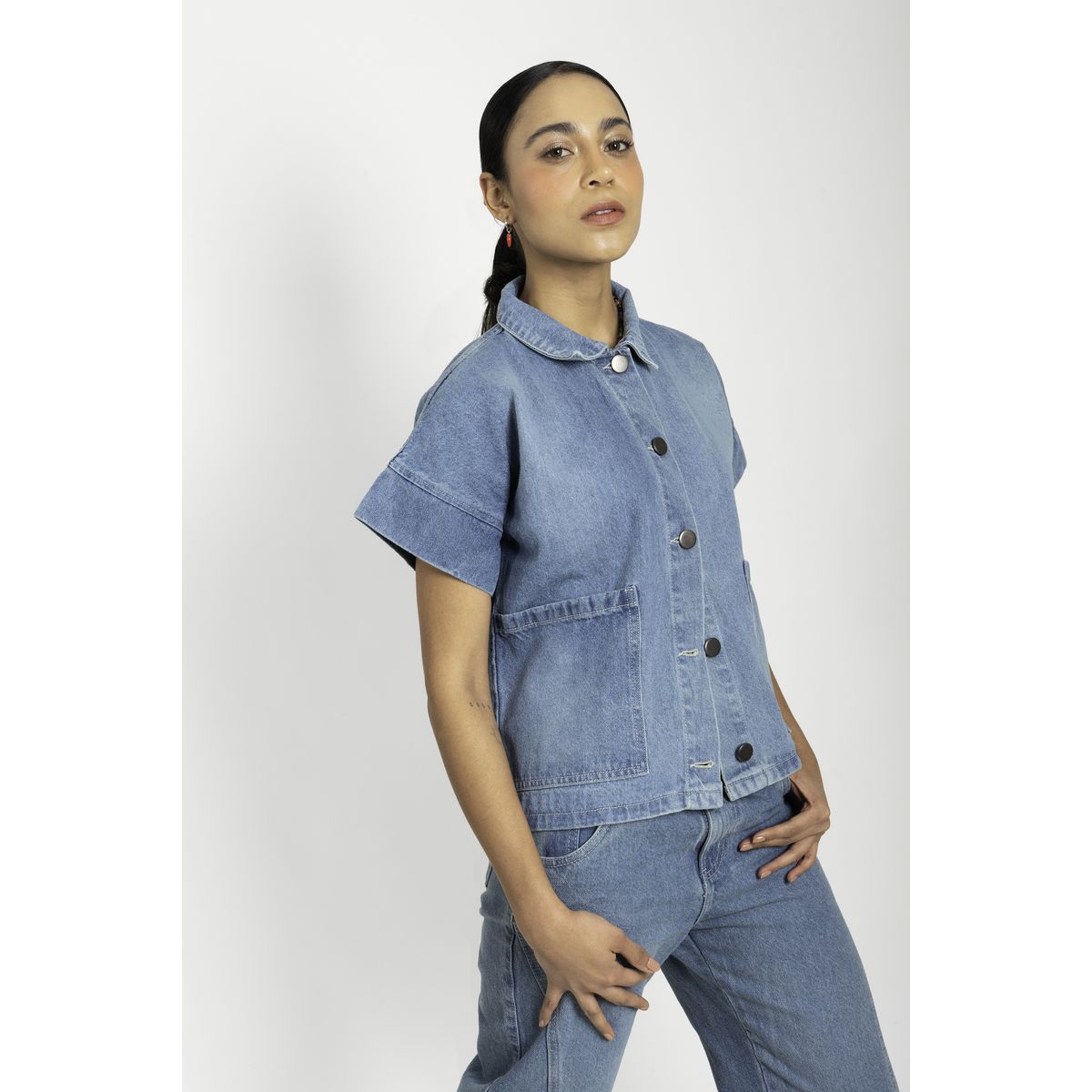 LOCAL ATELIER - Chaleco recto, tela azul en algodón con bolsillos delanteros