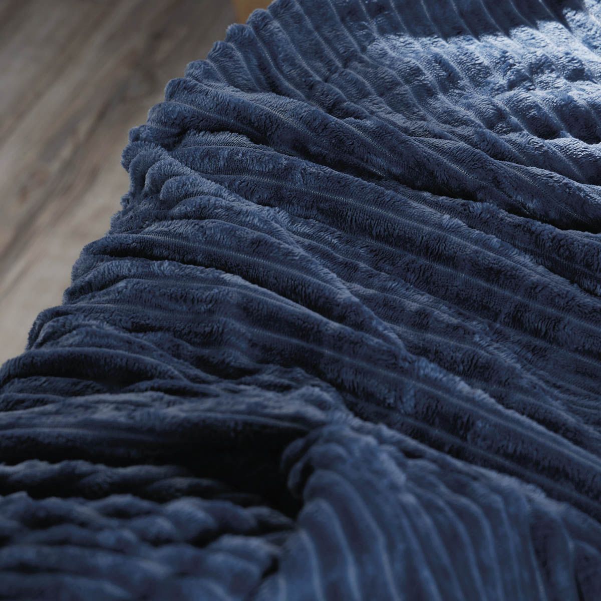 DISTRIHOGAR - Cobija Flannel Fleece 250 gr Ribbed Azul 220 x 220 Cm