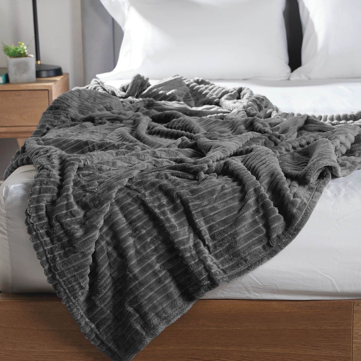 DISTRIHOGAR - Cobija Flannel Fleece 250 gr Ribbed Gris 220 x 220 Cm