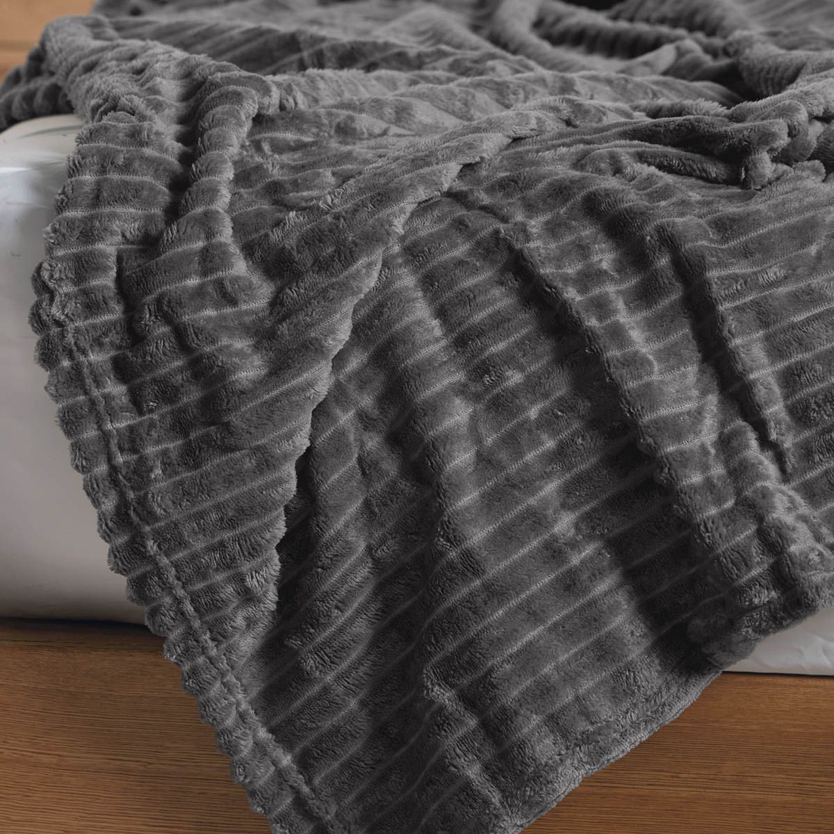DISTRIHOGAR - Cobija Flannel Fleece 250 gr Ribbed Gris 220 x 220 Cm