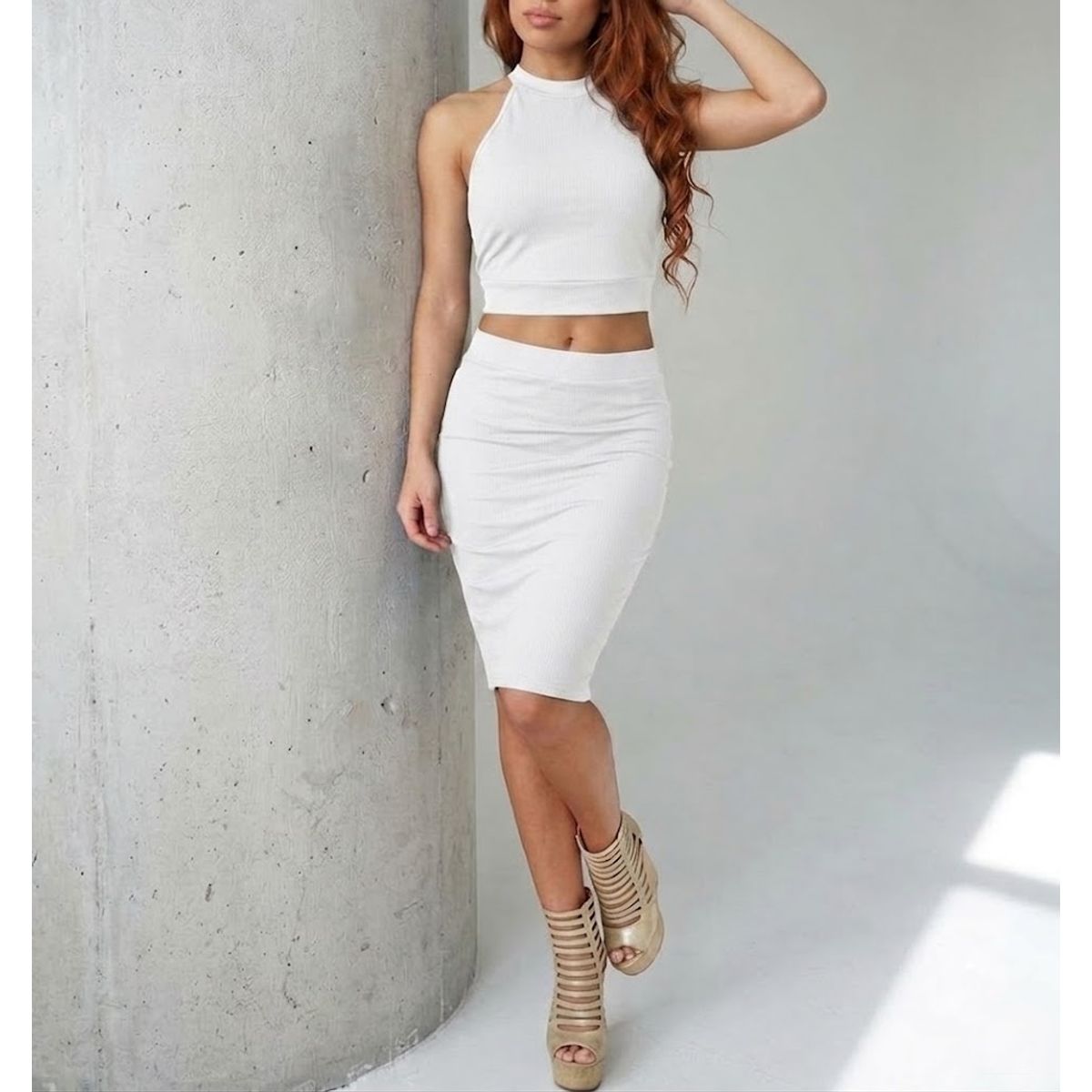 VIA7 - Conjunto de Dos Piezas - Top Halter con Encaje y Falda Lápiz Moldeadora