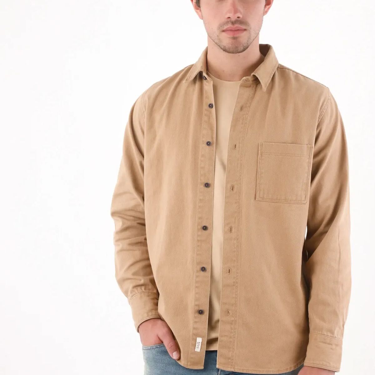 TENNIS - Camisa relajada con bolsillo cuadrado en algodón camel para hombre