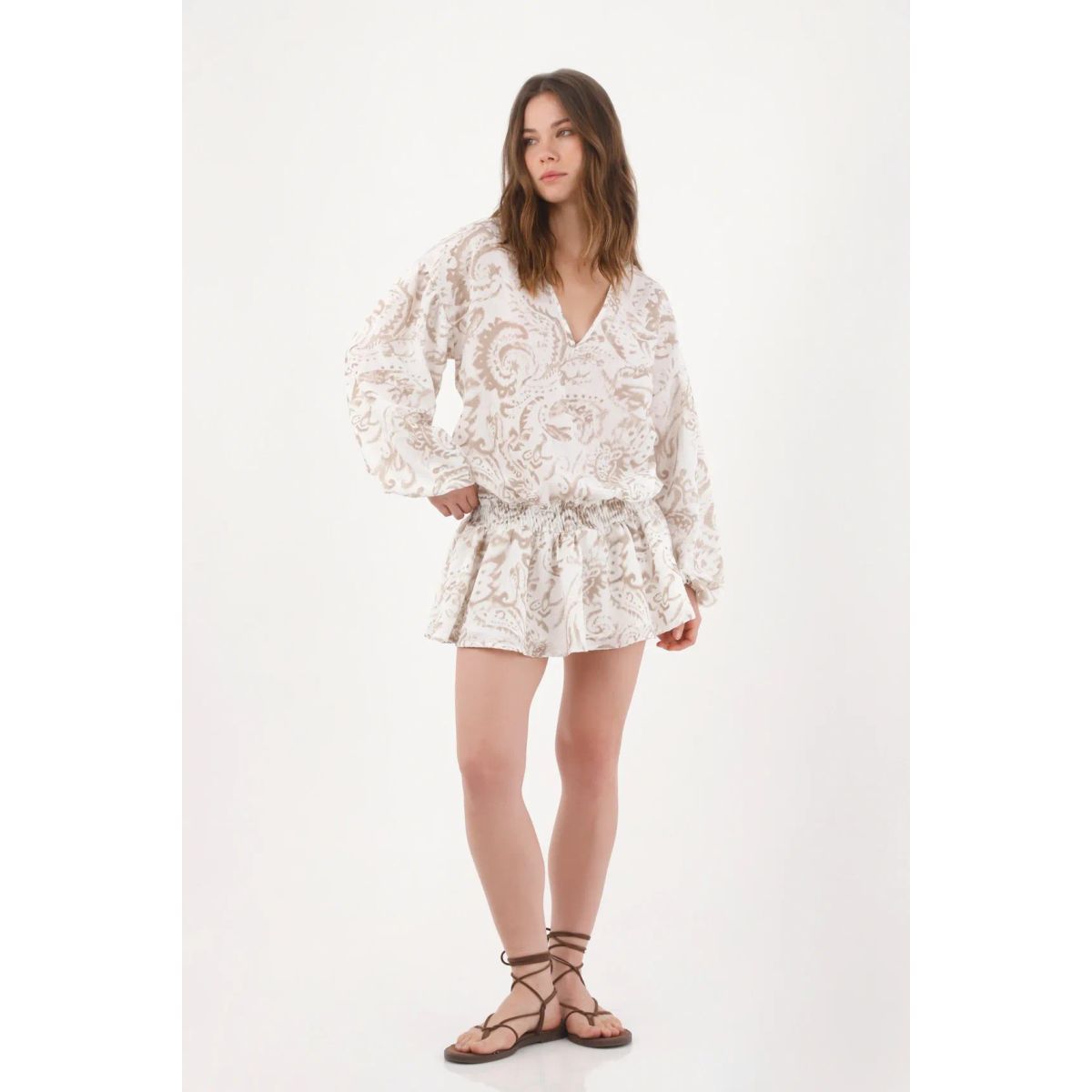 TENNIS - Vestido corto relax fit con cintura fruncida en estampado beige para mujer