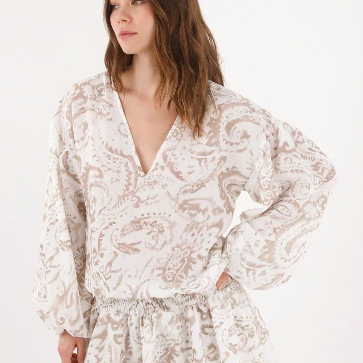 TENNIS - Vestido corto relax fit con cintura fruncida en estampado beige para mujer