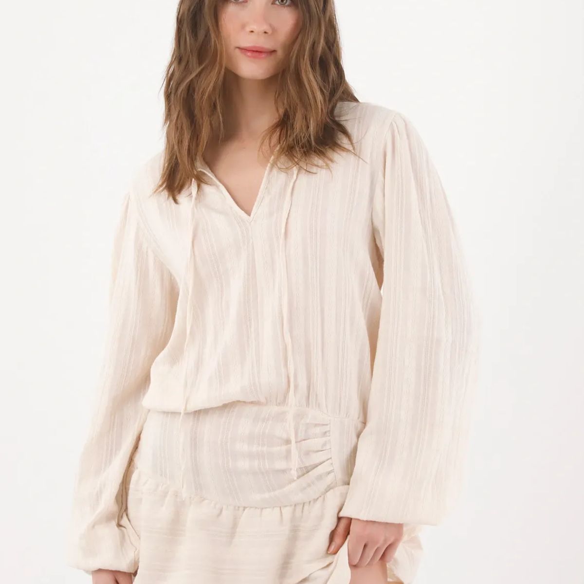 TOPMARK - Vestido corto relajado con falda de volantes en algodón crudo para mujer