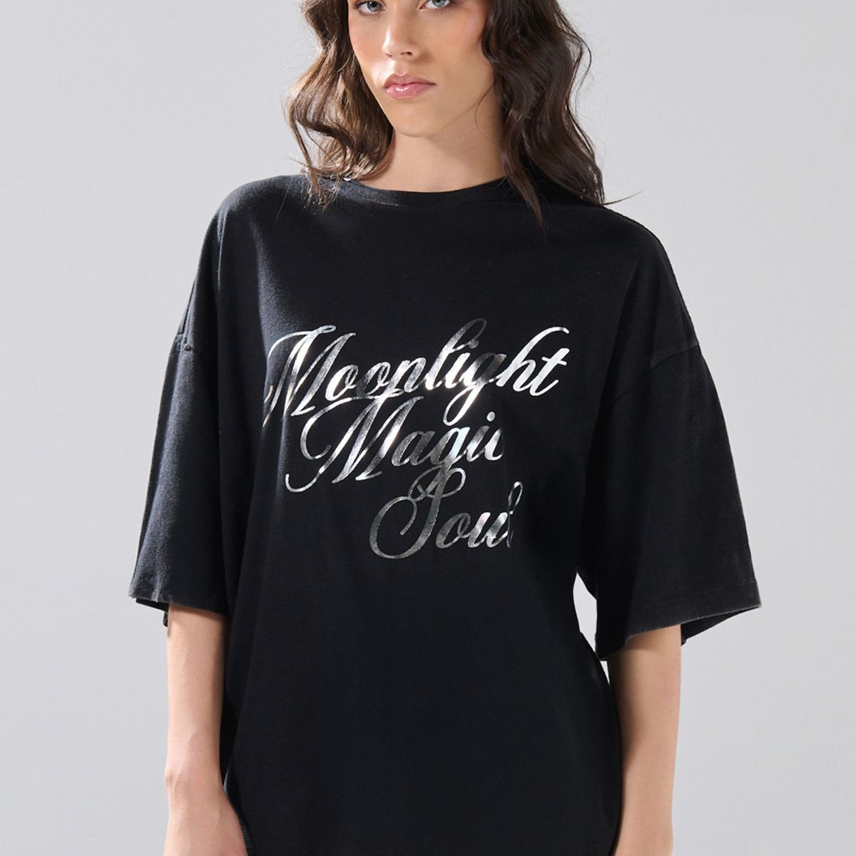KOAJ - KOAJ Camiseta negra tie dye cuello redondo con texto brillan Mujer