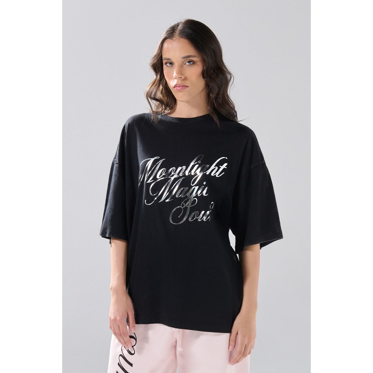 KOAJ - KOAJ Camiseta negra tie dye cuello redondo con texto brillan Mujer