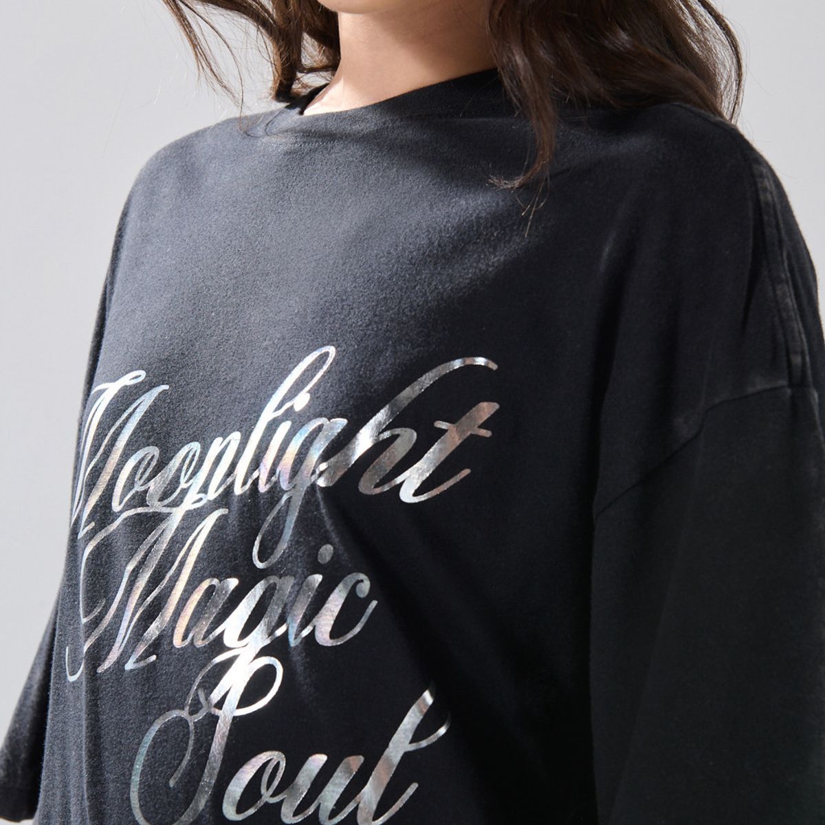 KOAJ - KOAJ Camiseta negra tie dye cuello redondo con texto brillan Mujer