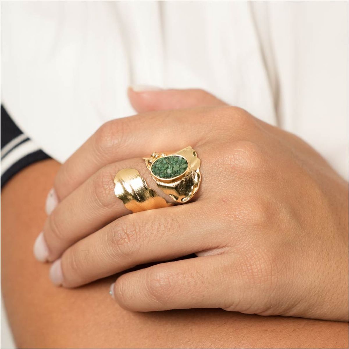 ENIGMA - Anillo Noria Dorado Con Piedra Natural