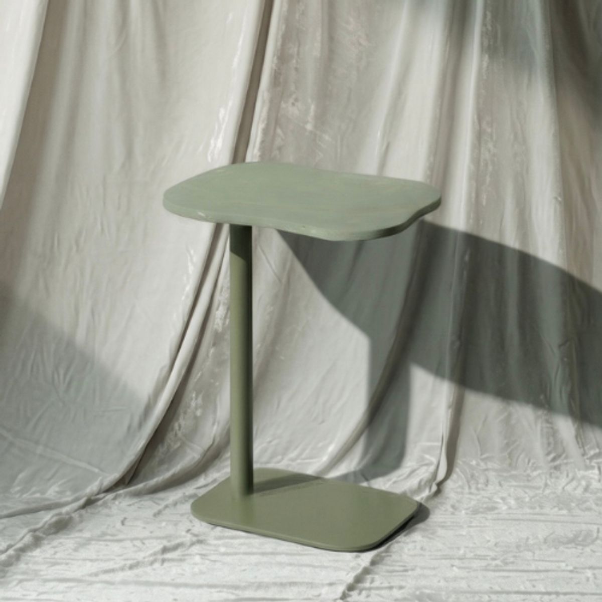 THE LOOP CONCEPT - Mesa Auxiliar Cima Moss The Loop Concept