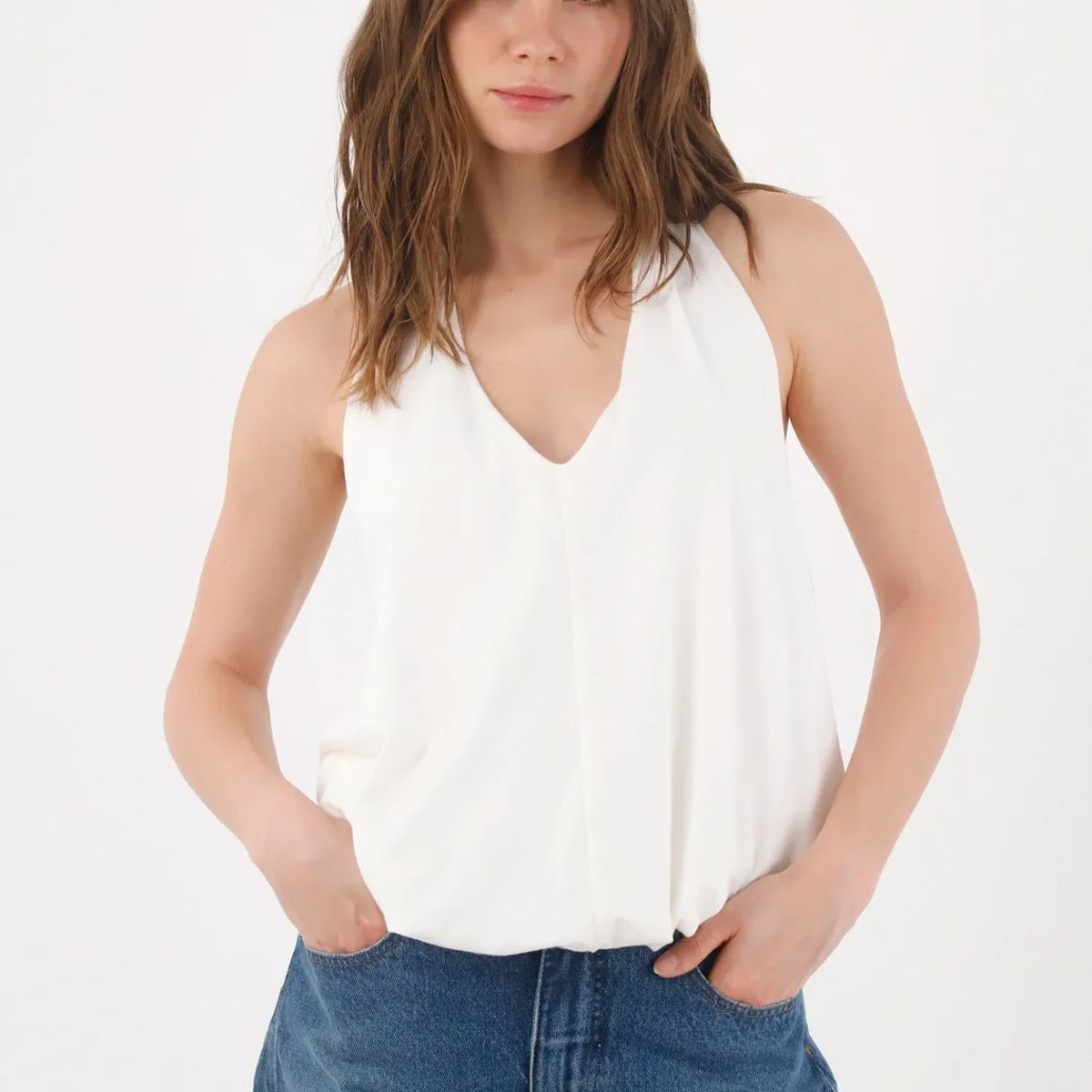 TOPMARK - Camiseta sin mangas fit relajado con pliegue central en algodón blanco para mujer