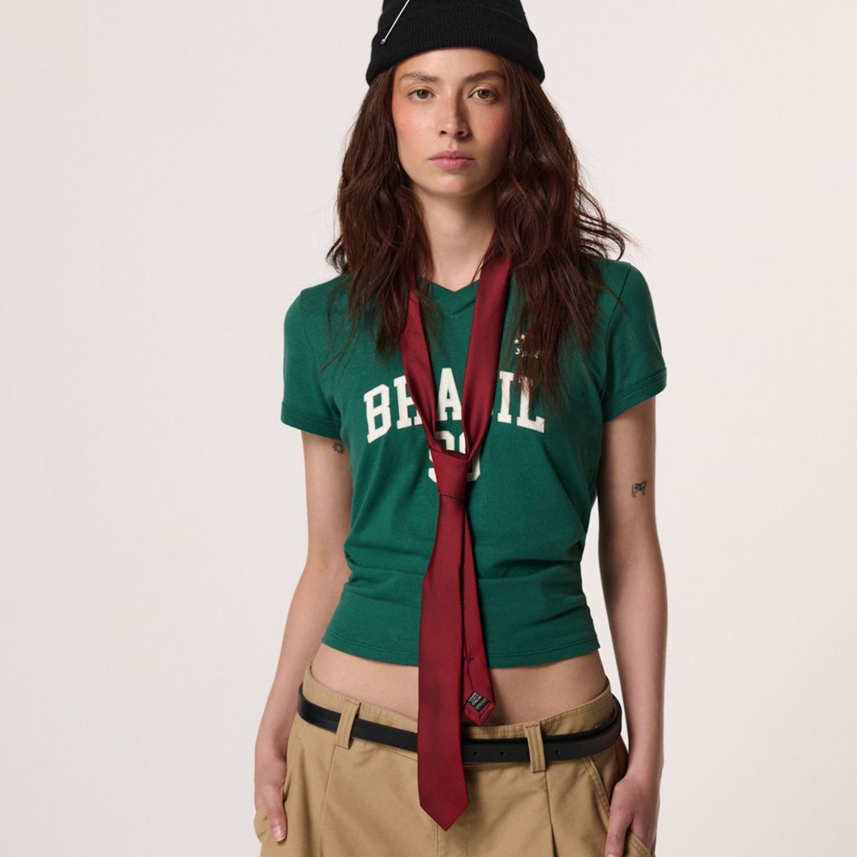 KOAJ - KOAJ Camiseta cuello polo verde oscura con estampado college Mujer