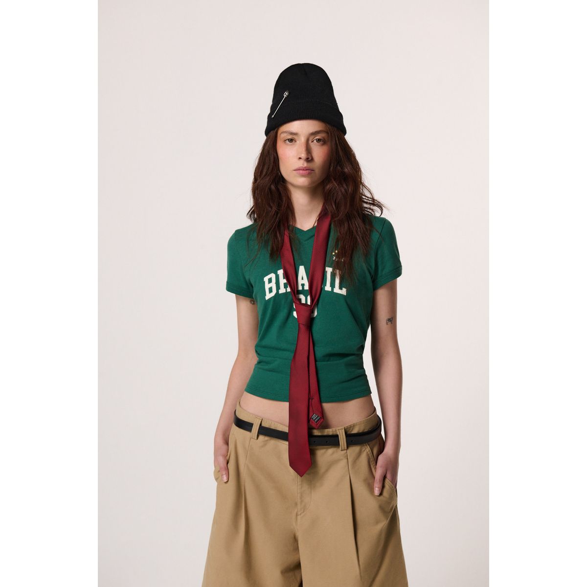 KOAJ - KOAJ Camiseta cuello polo verde oscura con estampado college Mujer
