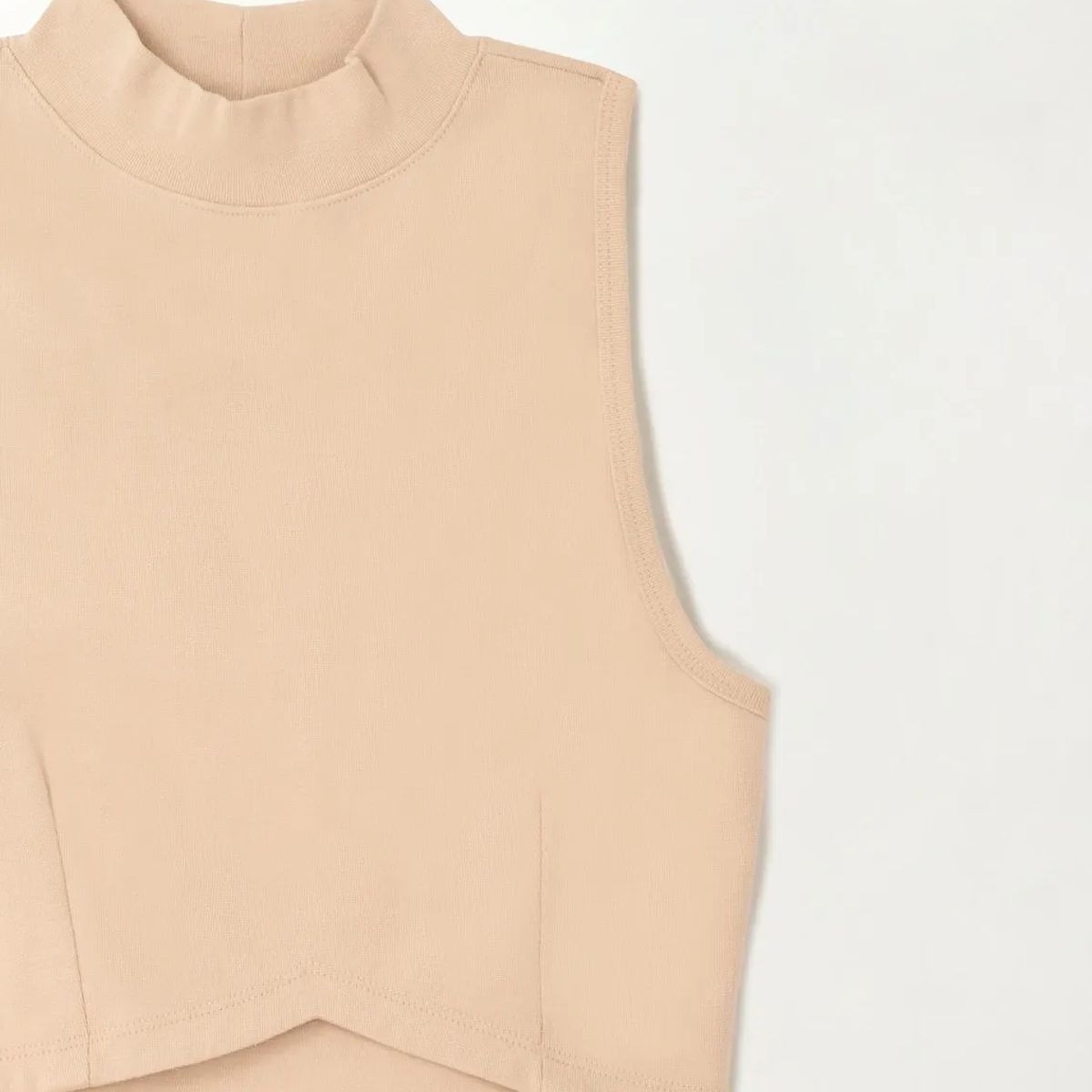 TOPMARK - Camiseta crop ajustada con ruedo asimétrico crudo con diseño limpio para mujer