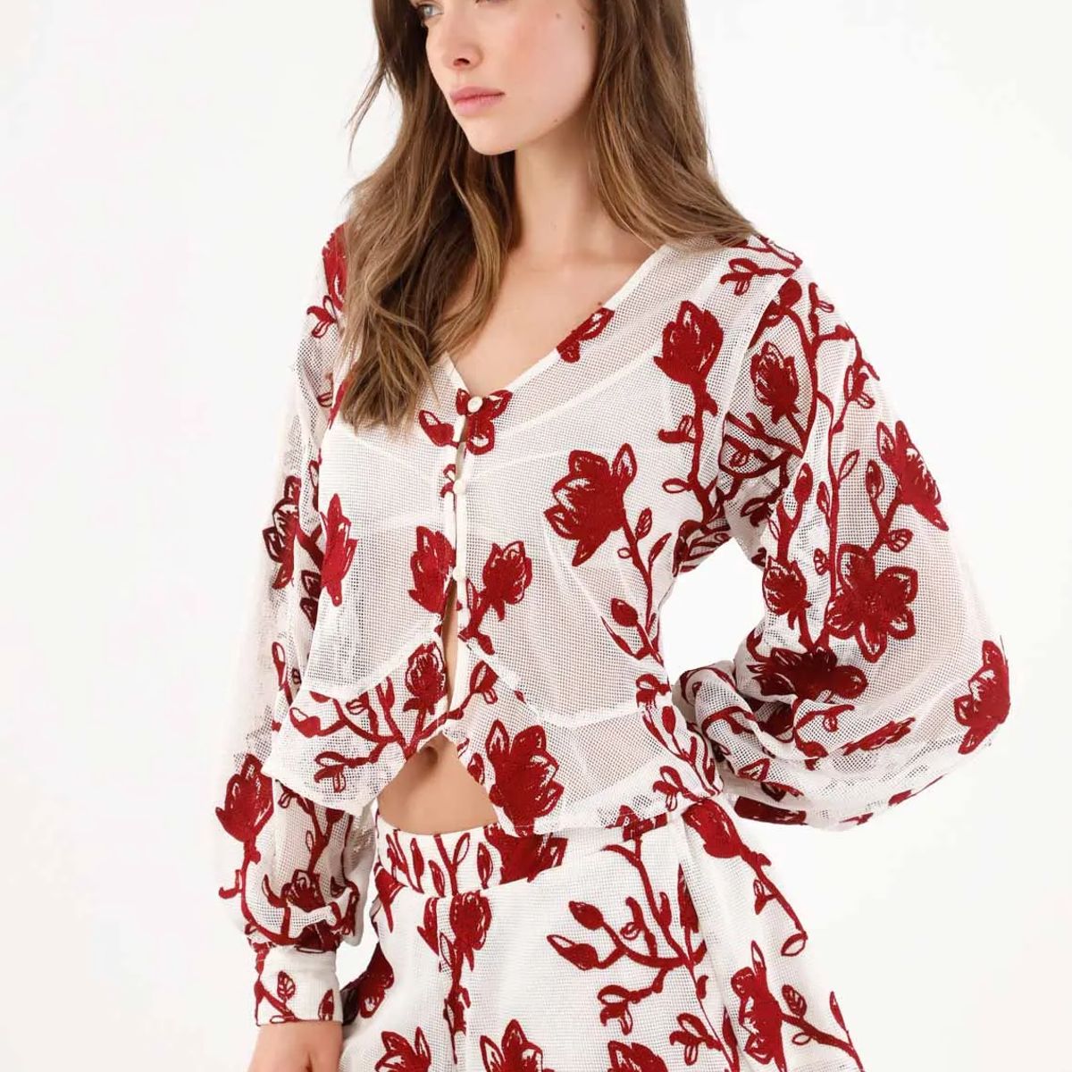 TENNIS - Camisa fit relajado con malla floral en poliéster blanco con flores rojas para mujer