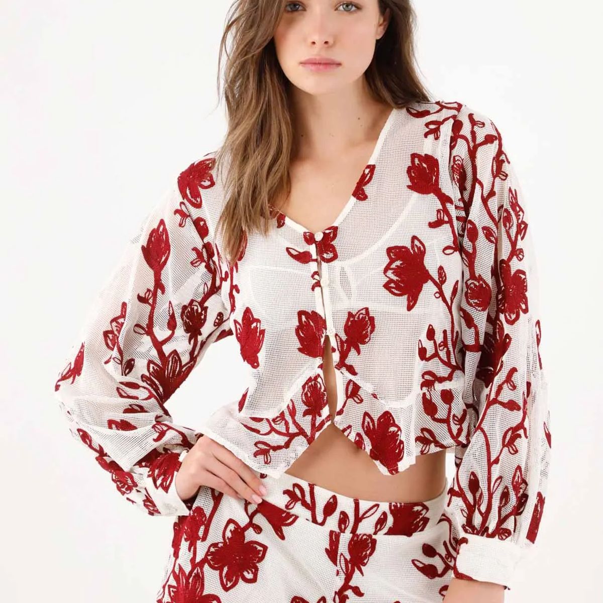 TENNIS - Camisa fit relajado con malla floral en poliéster blanco con flores rojas para mujer