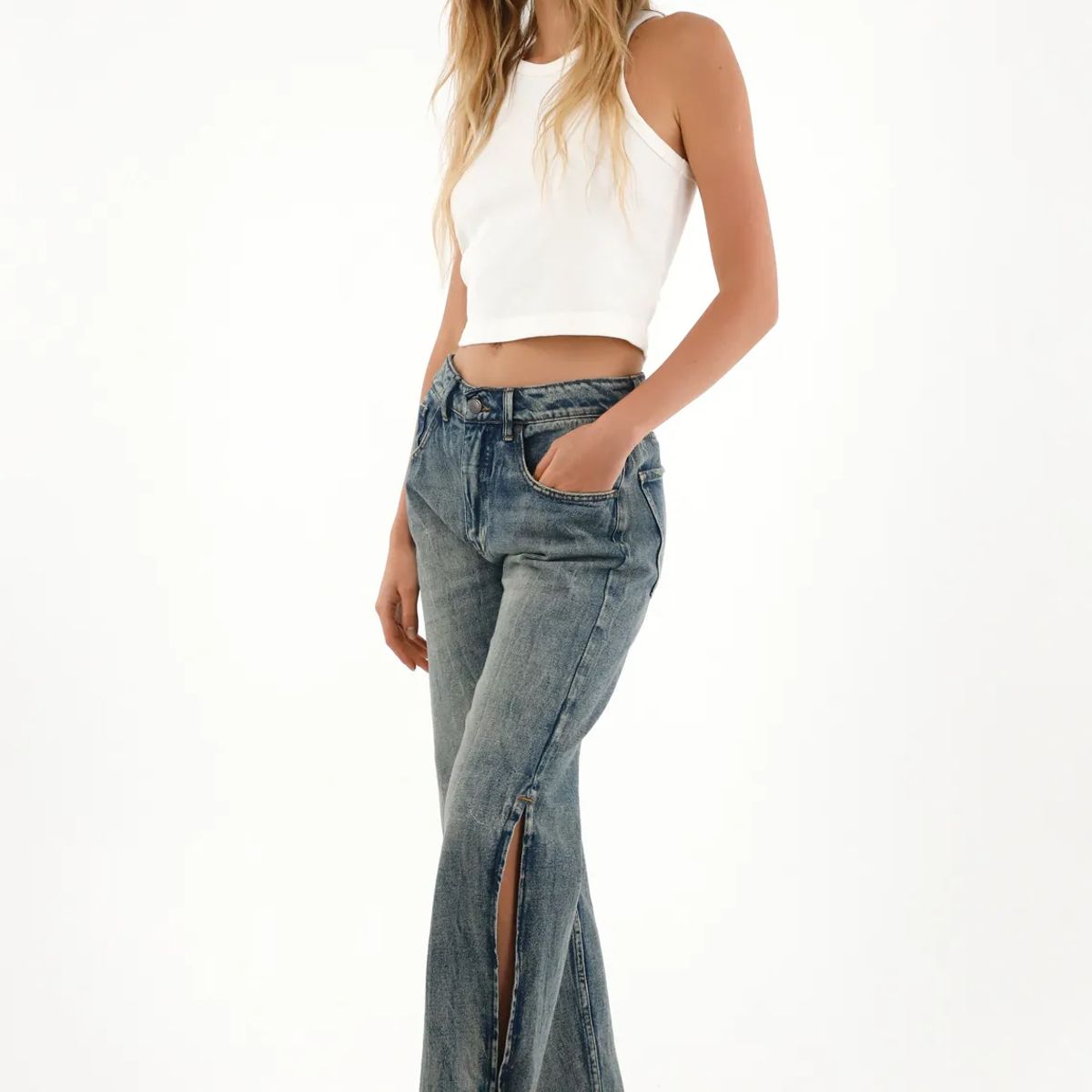 TOPMARK - Jean con aberturas y charreteras en costados para mujer