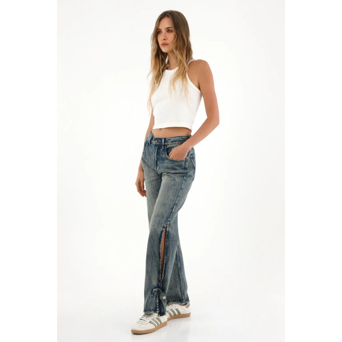 TOPMARK - Jean con aberturas y charreteras en costados para mujer