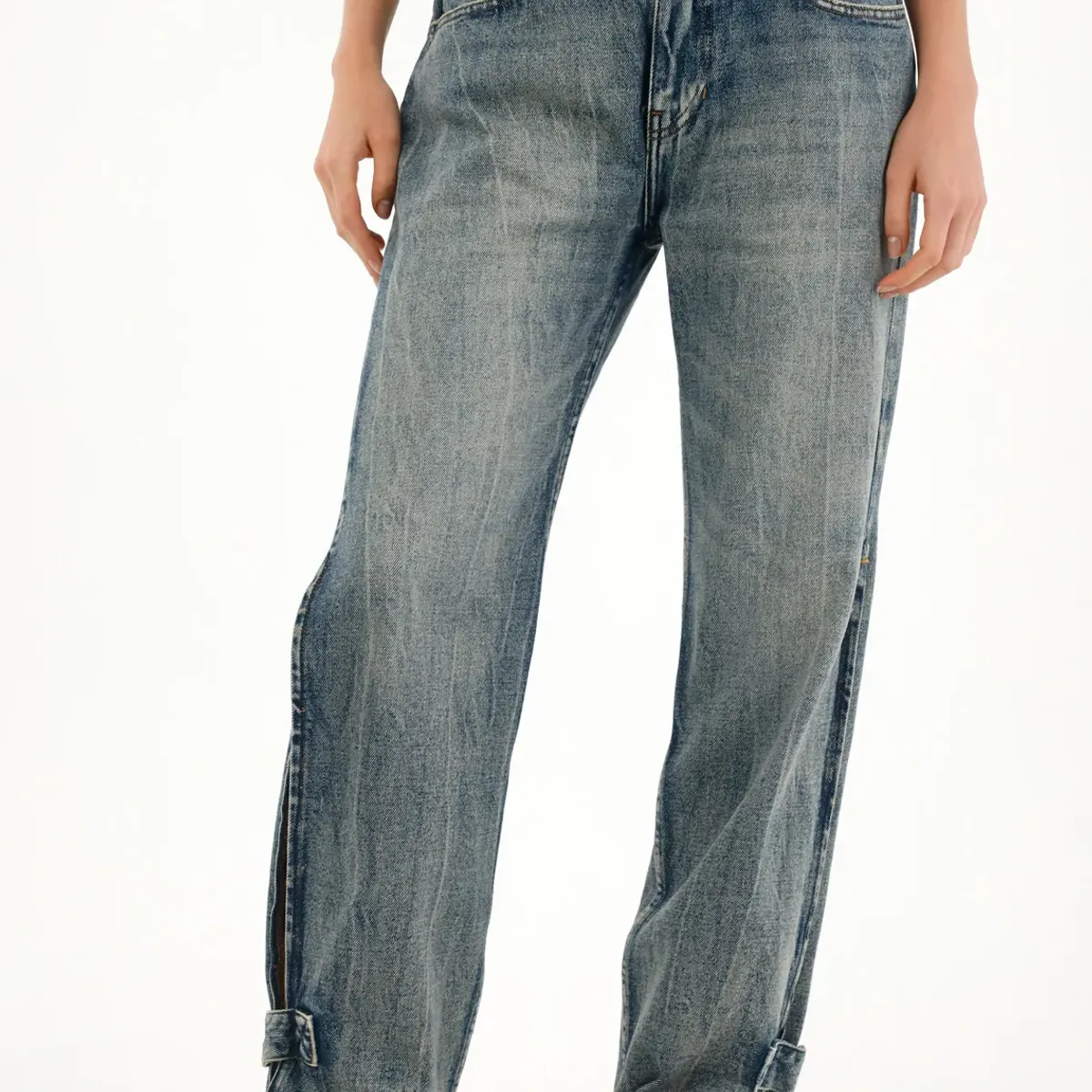TOPMARK - Jean con aberturas y charreteras en costados para mujer