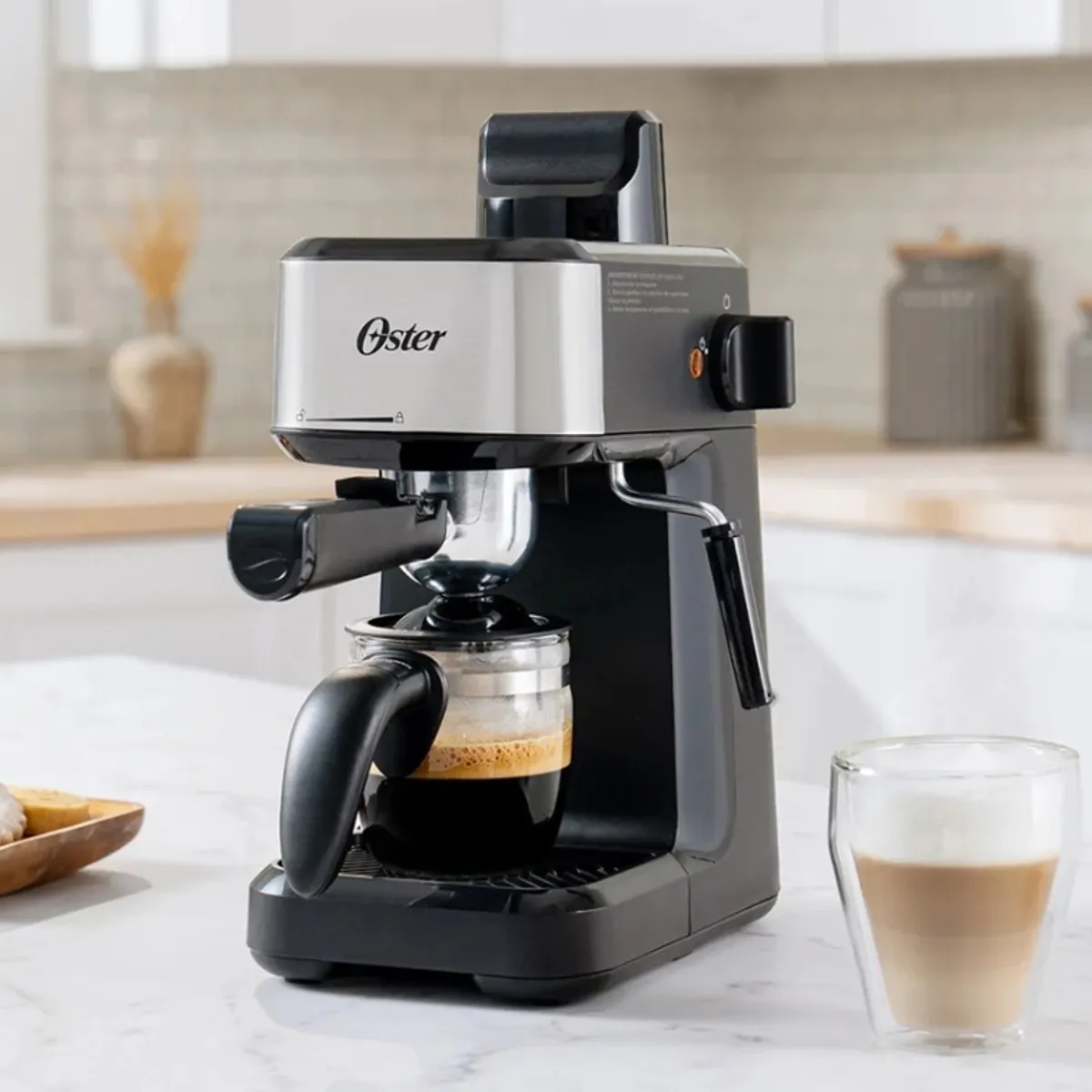 OSTER - Cafetera Espresso Oster® de Vapor 4 Tazas con Jarra de Vidrio y Tubo Espumador