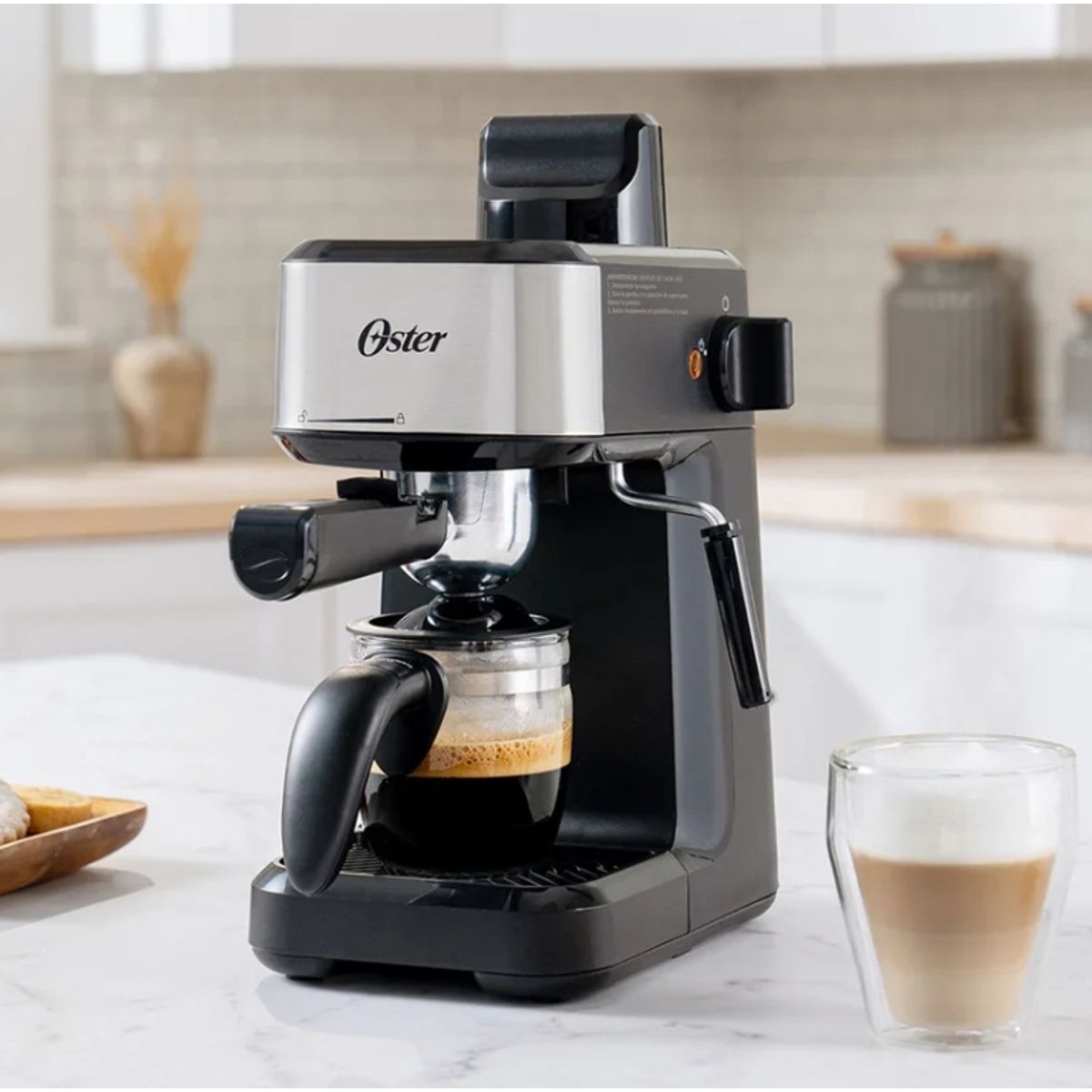OSTER - Cafetera Espresso Oster® de Vapor 4 Tazas con Jarra de Vidrio y Tubo Espumador