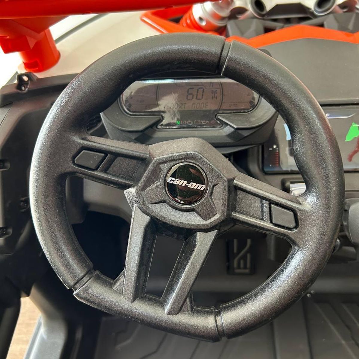 CAN AM - Carro Eléctrico Infantil Can-Am Maverick 4x4 24V Licenciado con 5 Motores y Pantalla Multimedia