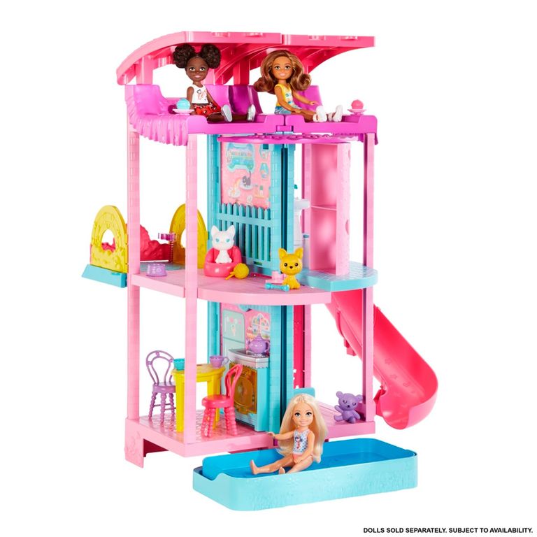 Casa De Muñecas Desplegable De Chelsea – Set Con Más De 15 Accesorios, Tobogán Y Muñeca Para Niños +3 Años