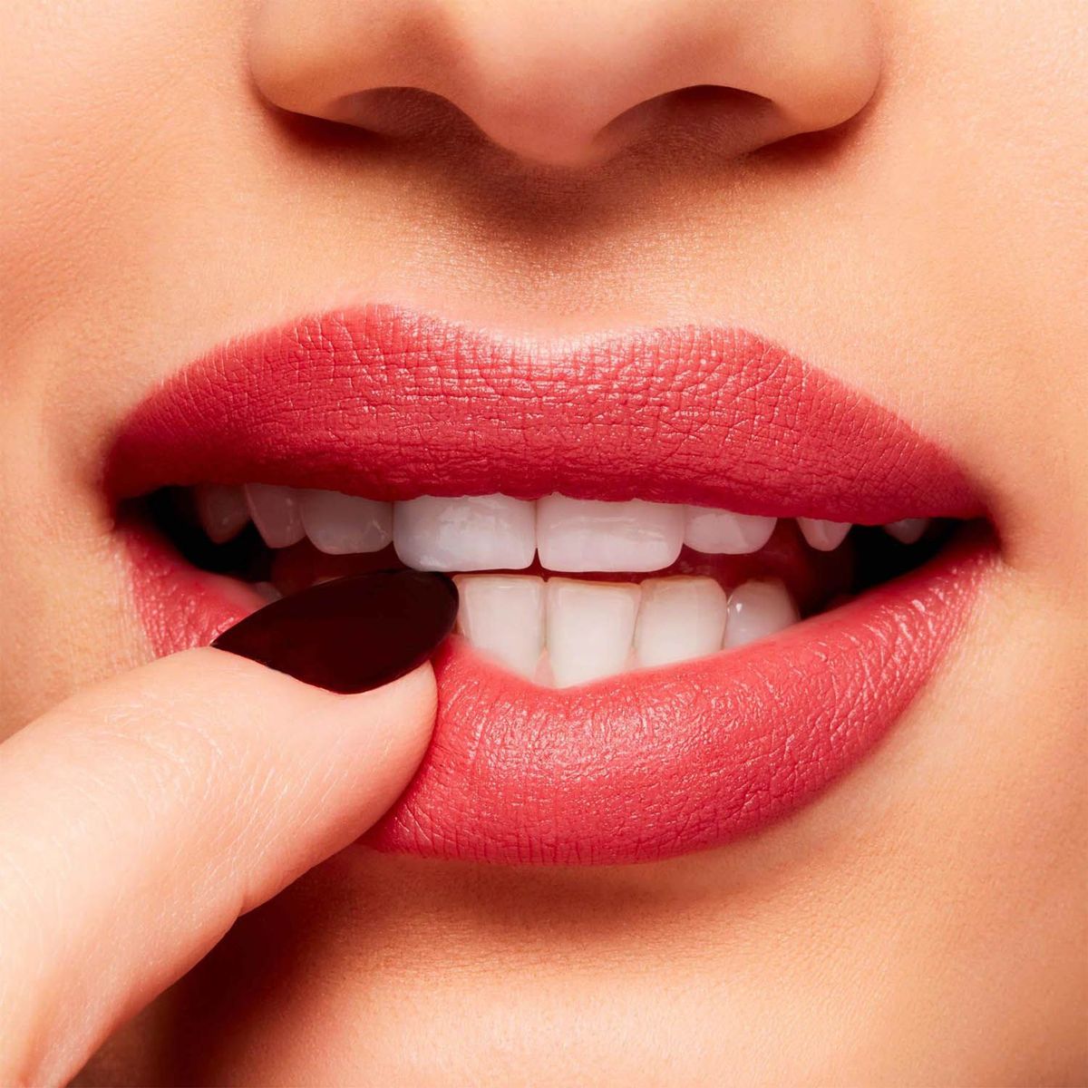 MAC COSMETICS - Labiales larga duración  MAC Powder Kiss Velvet Blur Slim Stick Tono Marrakesh-Mere 2 gr 