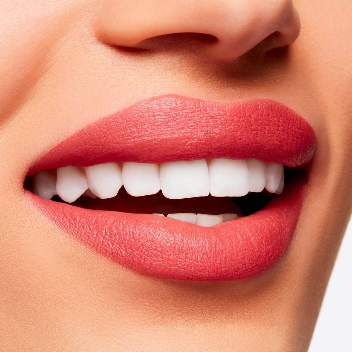 MAC COSMETICS - Labiales larga duración  MAC Powder Kiss Velvet Blur Slim Stick Tono Marrakesh-Mere 2 gr 