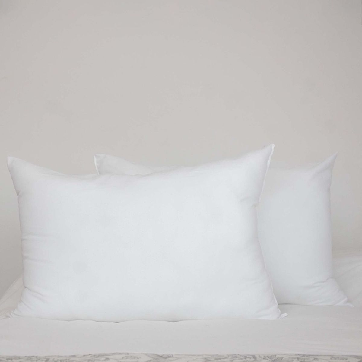 BASEMENT - Almohada Set X2 de Microfibra, Firmeza Media 70 X 50 cm Basement Home  