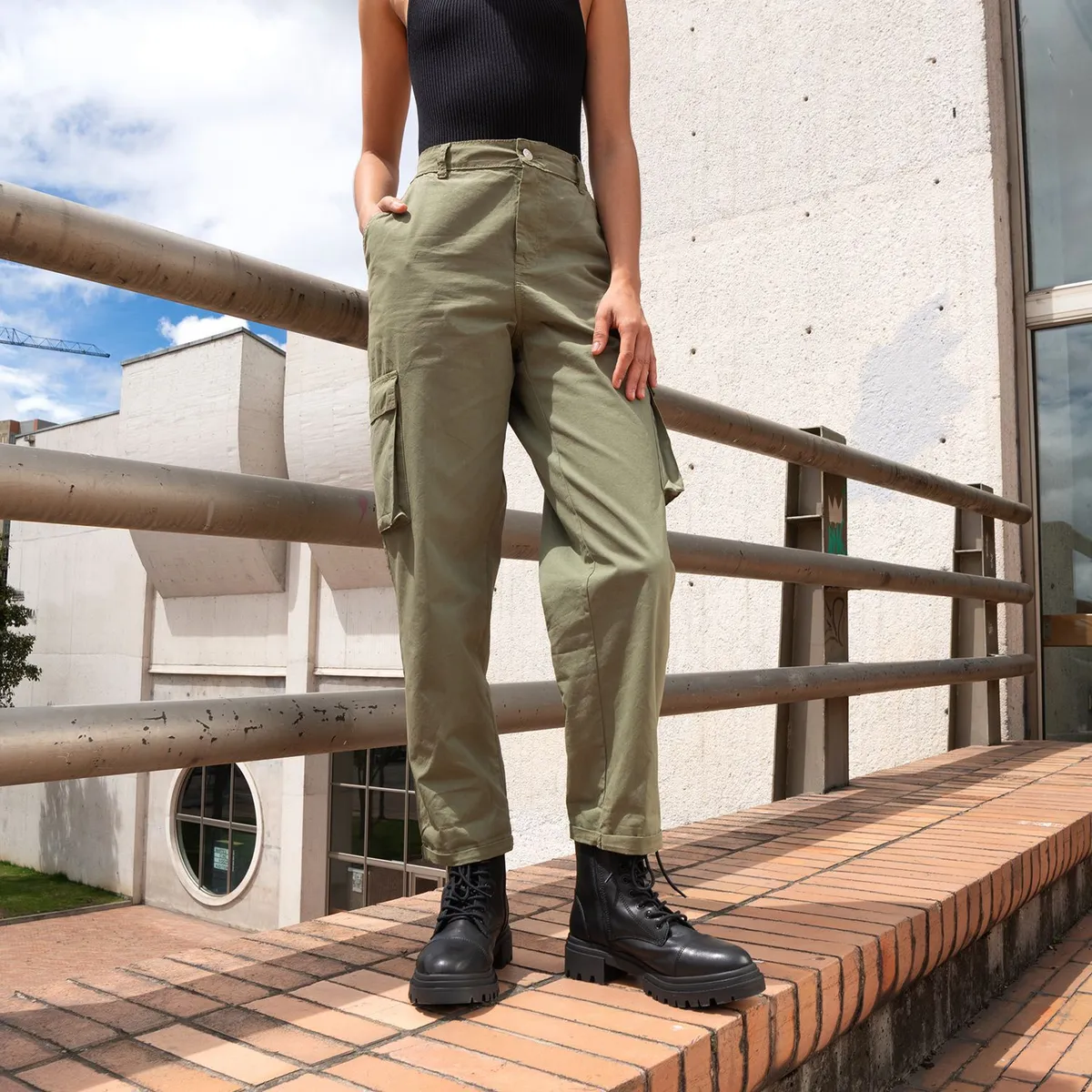 UNIVERSITY CLUB - Jean Cargo para Mujer Tiro alto de Algodón University Club