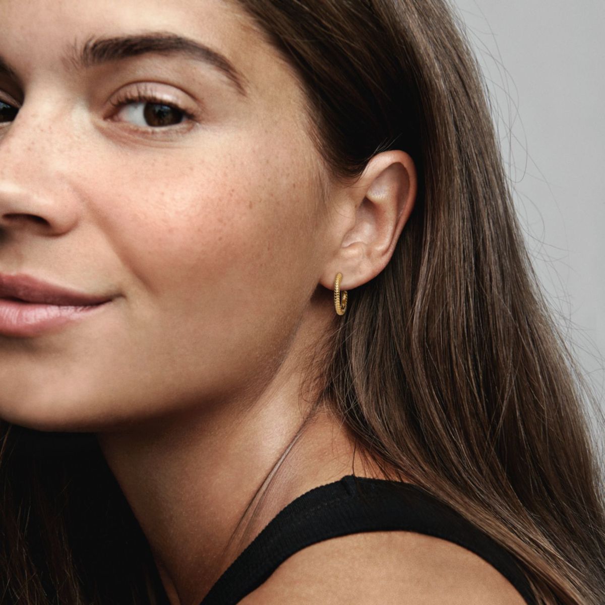 PANDORA - Aretes Pandora Aro Moments para Charm Pequeños Recubrimiento en Oro