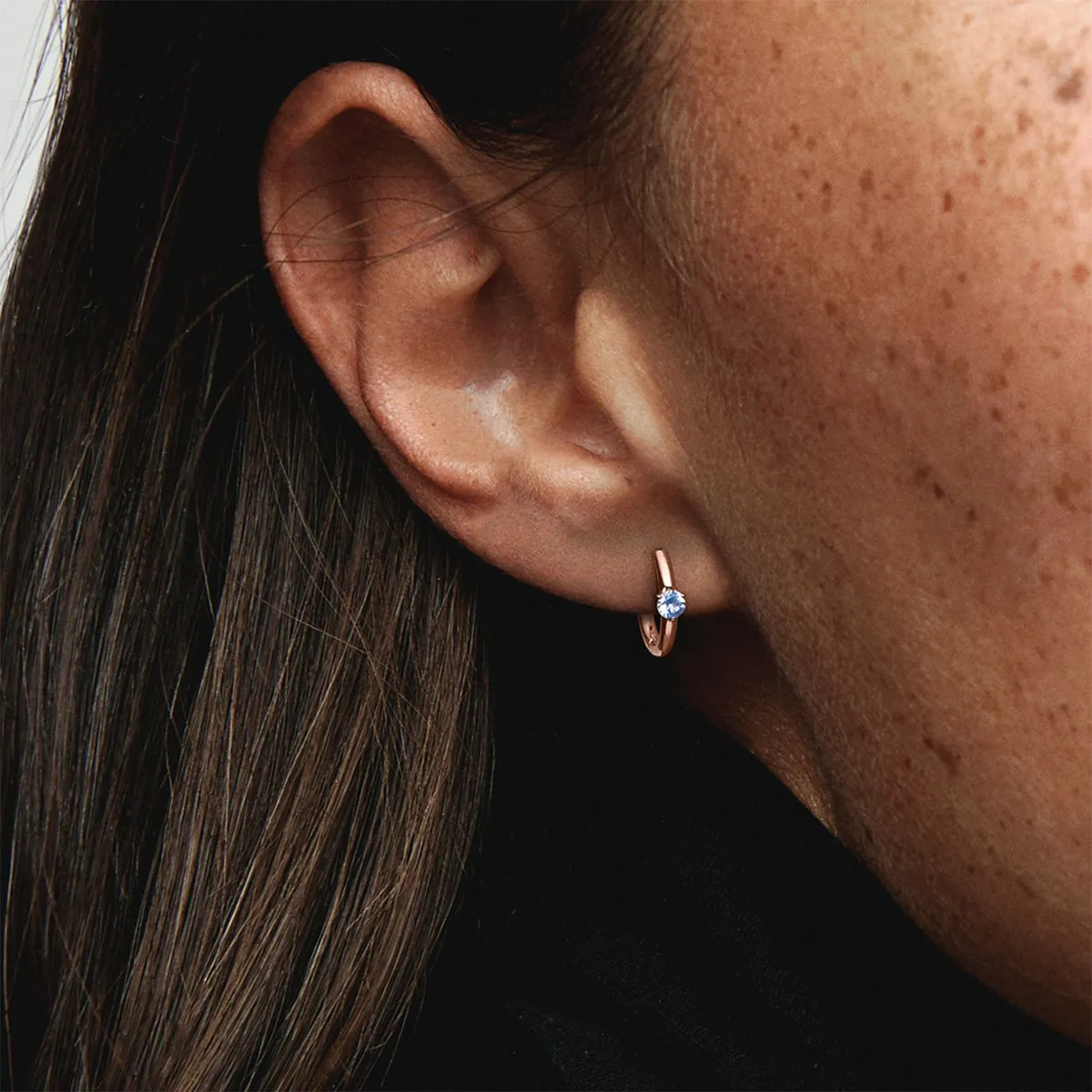 PANDORA - Aretes Pandora Aro Solitario Azul Claro Recubrimiento en Oro Rosa