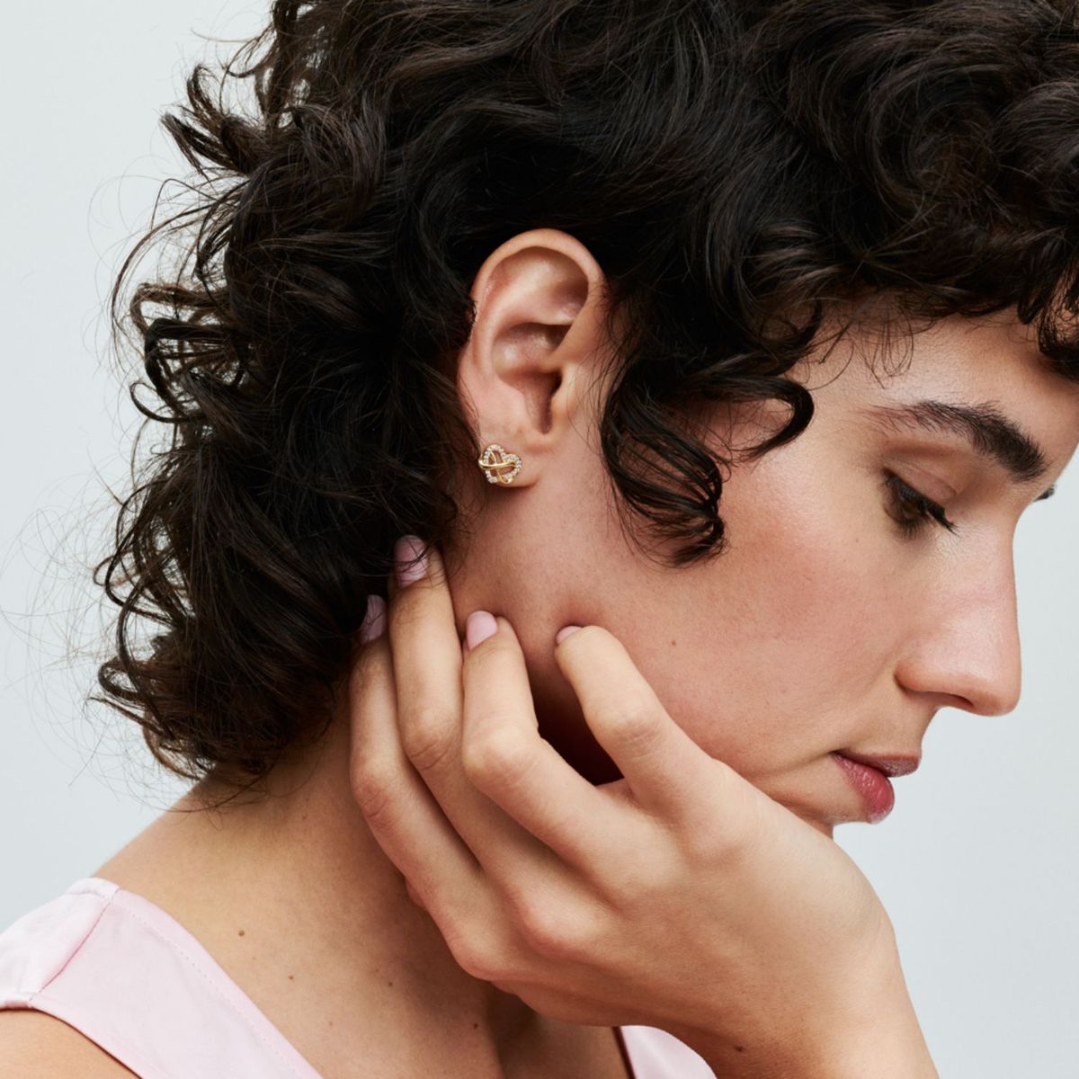 PANDORA - Aretes Pandora Botón Corazón Infinito Brillante Recubrimiento en Oro