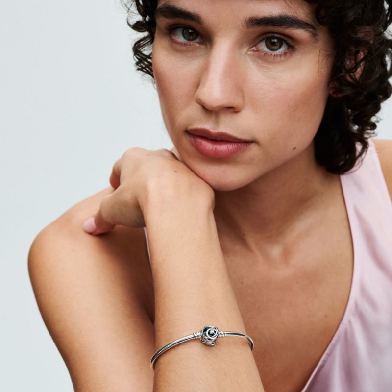 PANDORA - Brazalete Pandora Moments Rígida Cierre Envuelto Plata Esterlina