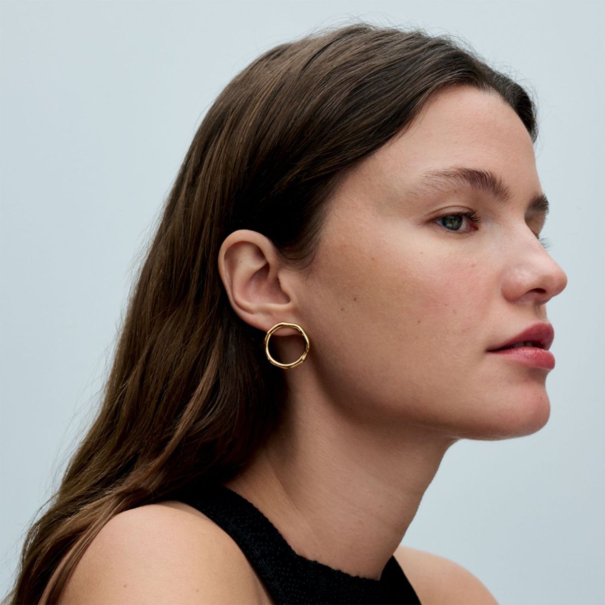 PANDORA - Aretes Pandora Botón Círculo Forma Orgánica Recubrimiento en Oro