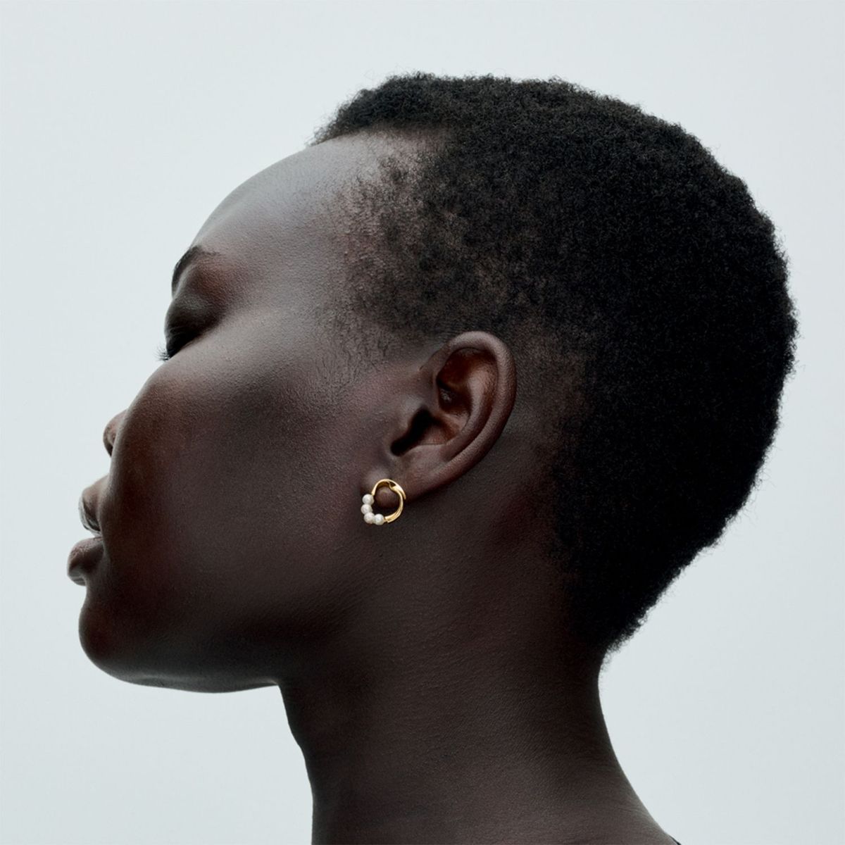 PANDORA - Aretes Pandora Botón Círculo Forma Orgánica y Perlas Cultivadas de Agua Dulce Recubrimiento en Oro