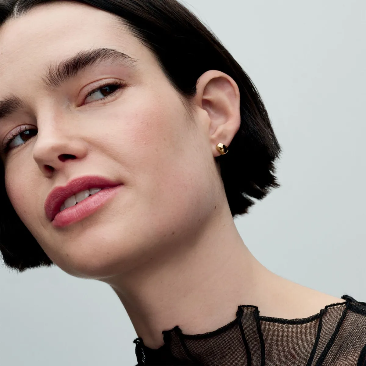 PANDORA - Aretes Pandora Aro Abierto Forma Orgánica en V Recubrimiento en Oro