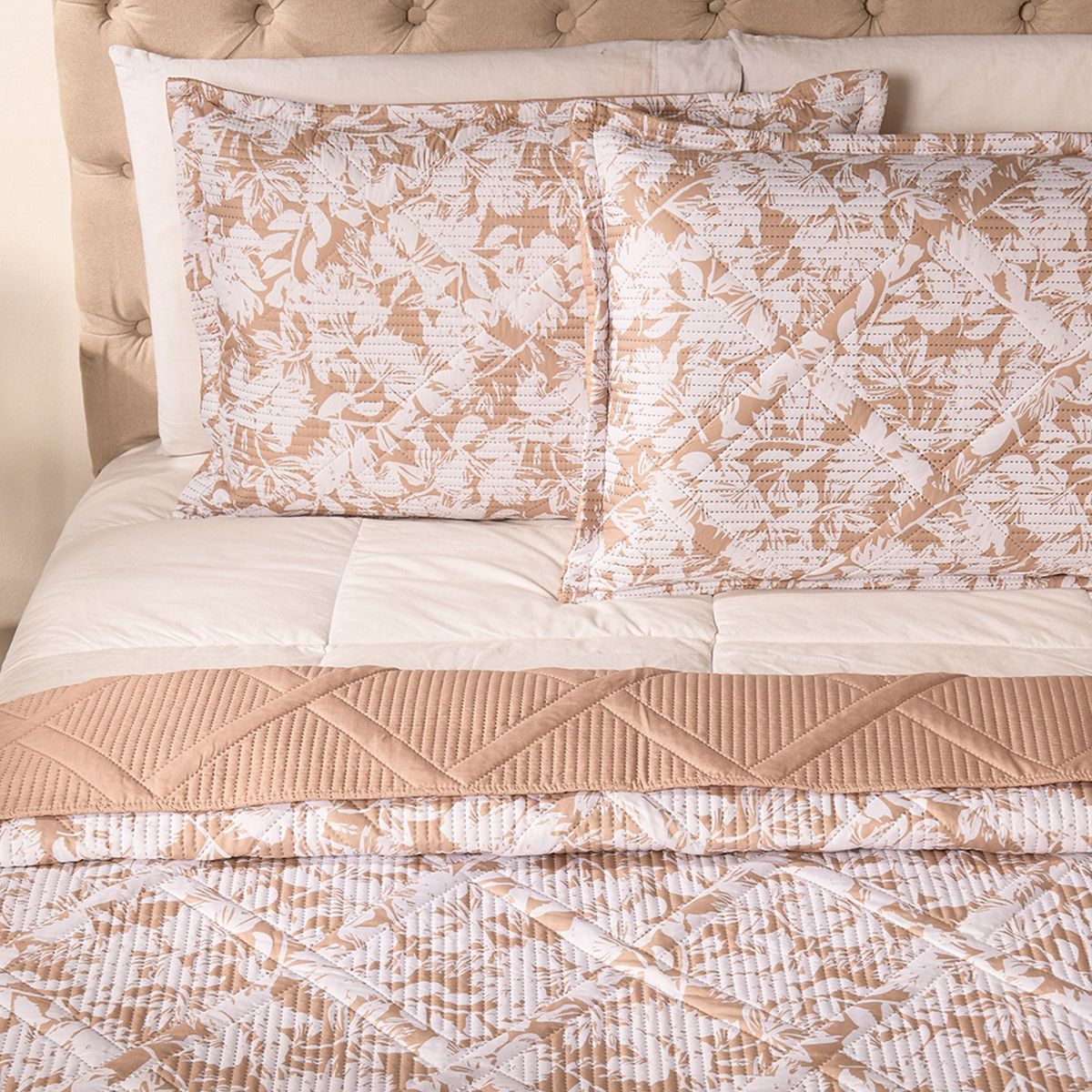 MICA - Cubrelecho Mica con exterior y relleno de 80 GSM Poliéster. Cubrelecho Estampado Rita para Cama Sencillo, doble, queen y King.