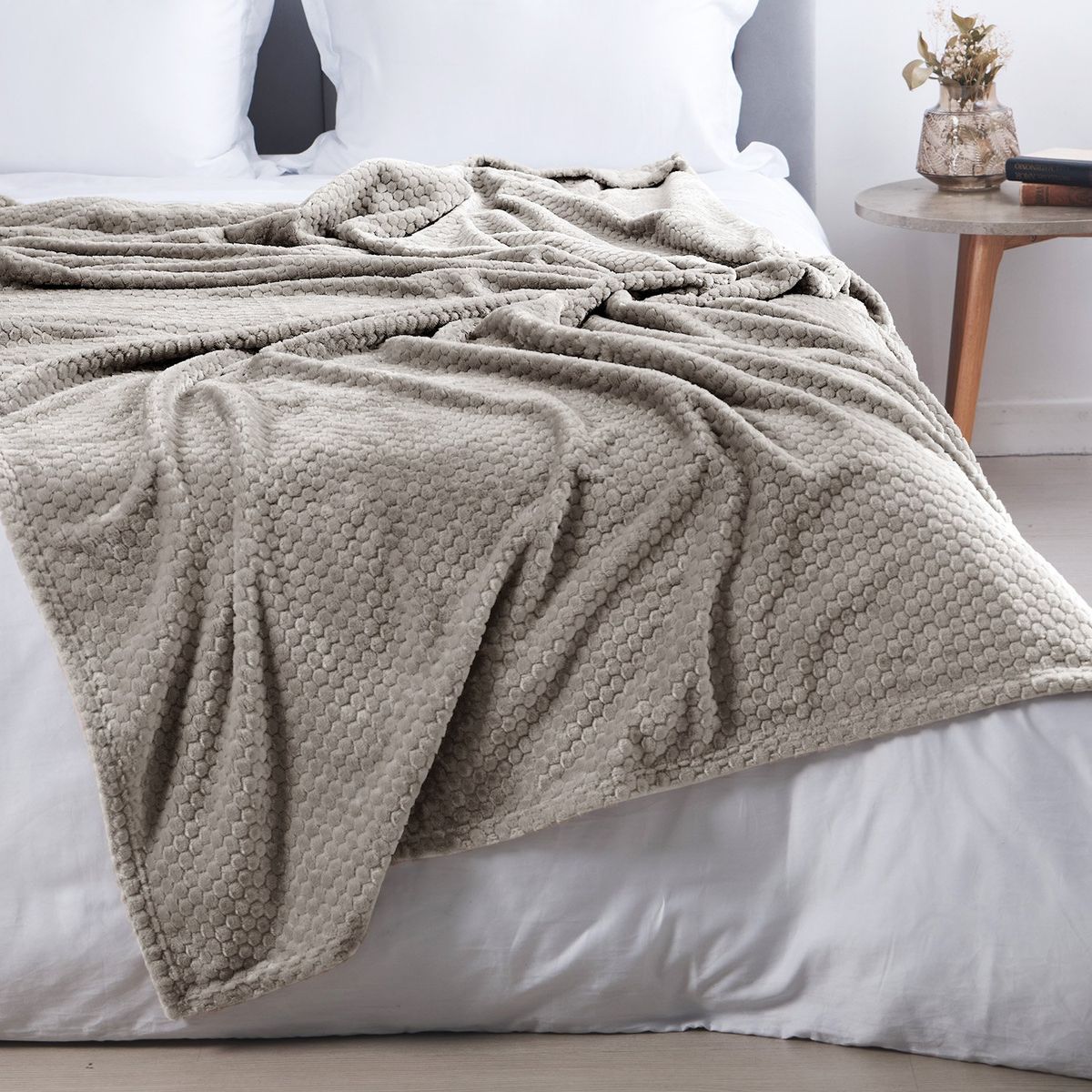 DISTRIHOGAR - Cobija Poliéster Café Distrihogar