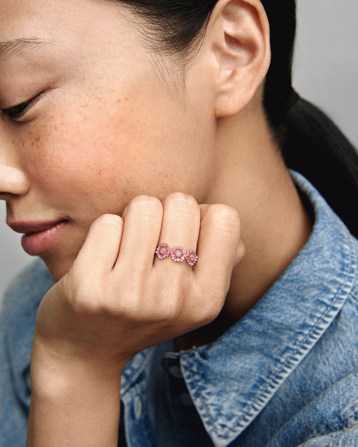 Anillo Trío de Margaritas Rosas Recubrimiento en Oro Rosa PANDORA
