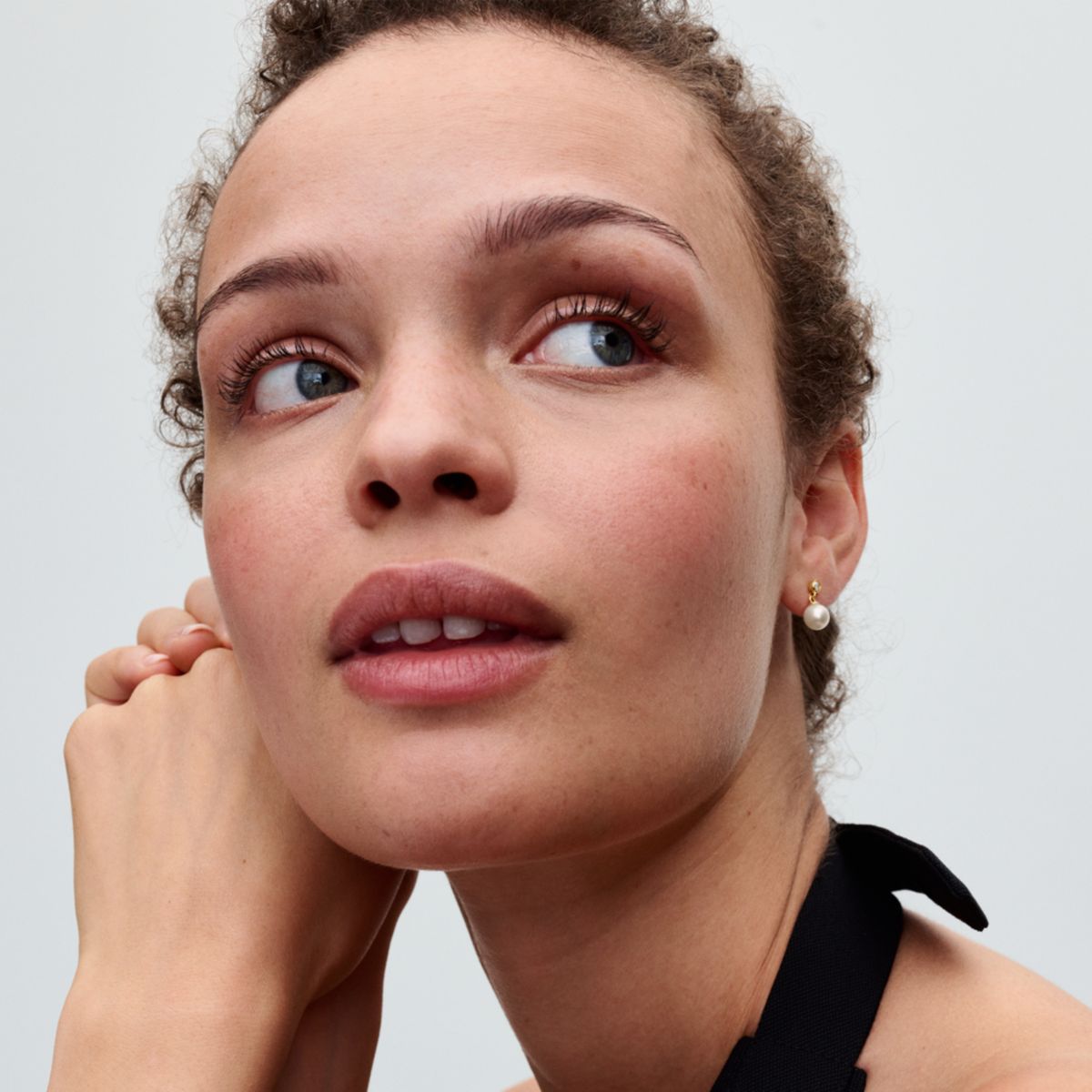 PANDORA - Aretes Pandora Colgantes Perla Cultivada de Agua Dulce y Gemas Recubrimiento en Oro