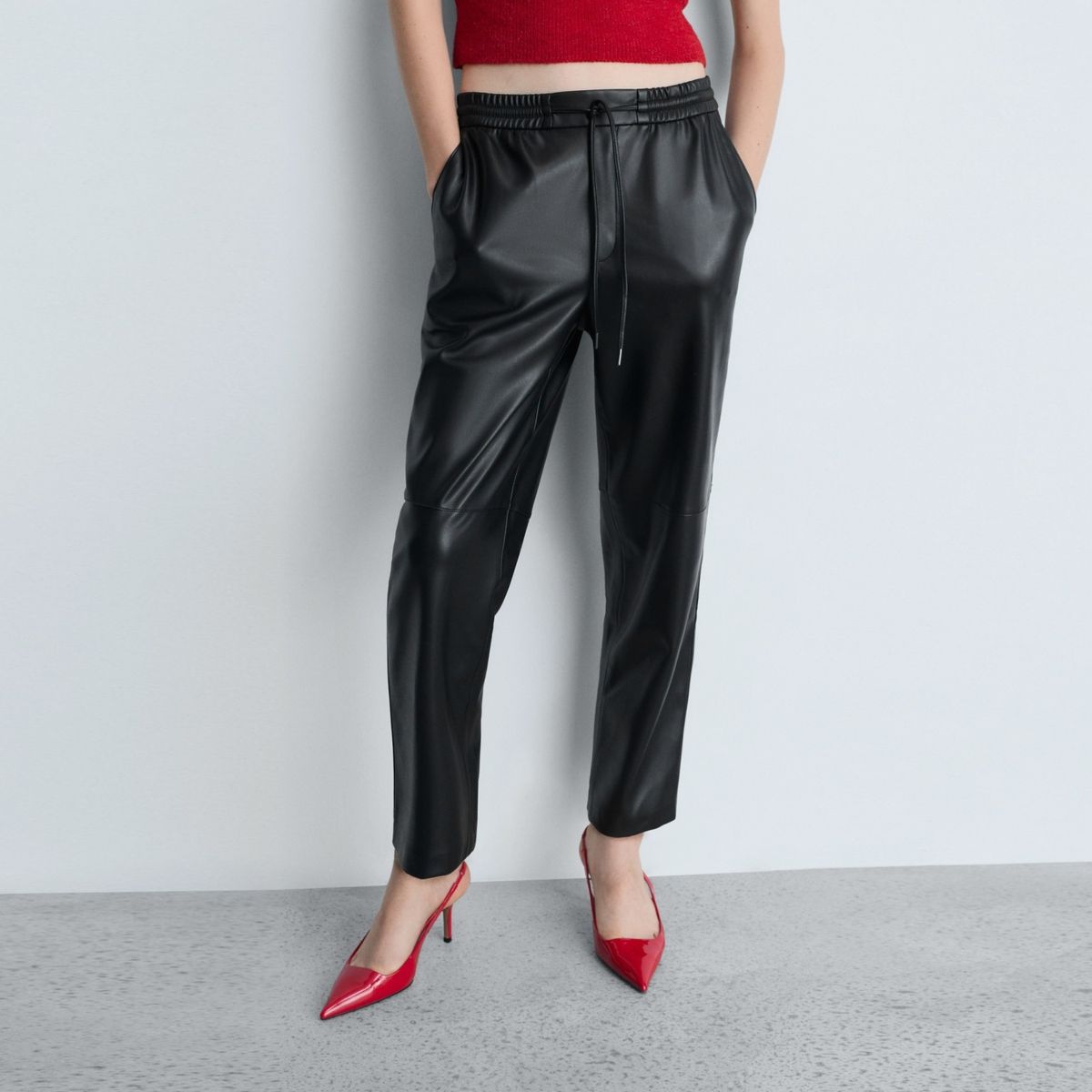 MANGO - Pantalón Recto Mujer Tiro medio Efecto cuero MANGO